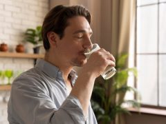 uống nước lọc cách chăm sóc người say rượu
